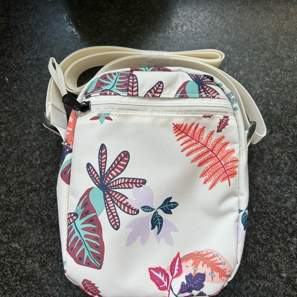 North face crossbody purse/bag in beautiful spring colors. Never been used